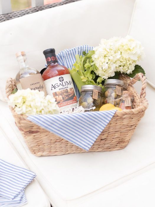 43 Easy DIY Wedding Gifts For Any Couples That You Can Make 41 DIY Presents Basket