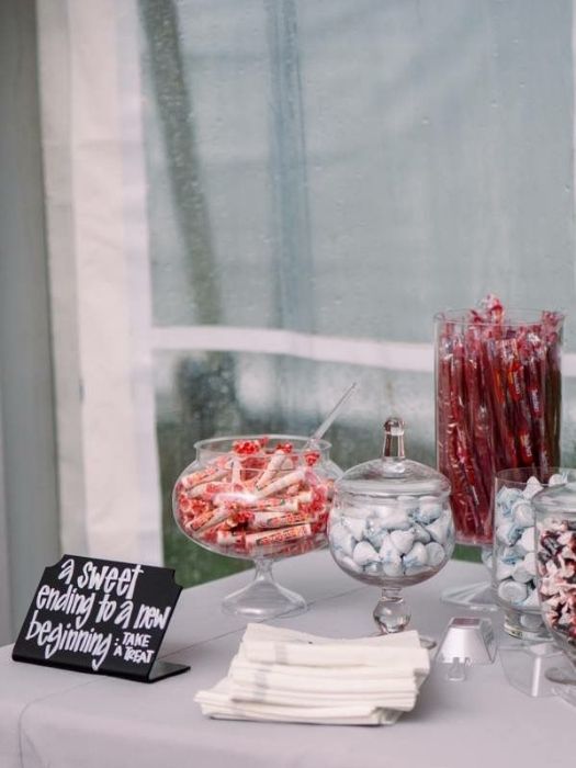 39 Charming Farmhouse Wedding Decor Ideas For Your Big Day 48 Farmhouse Wedding Decoration Ideas For Dessert Table