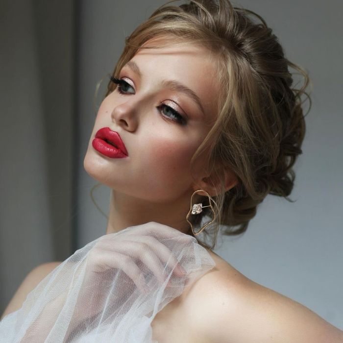 Perfect 52 Makeup For Wedding Ideas For Any Bride Skin Tones 22 A Vibrant Red Lips Makeup Medium Skin Bride
